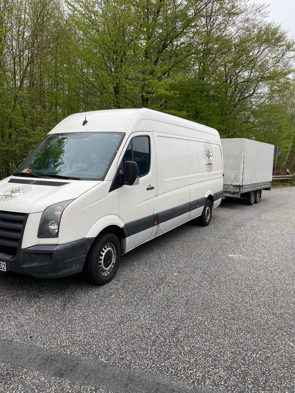 Umzugstransporter auf der Autobahn für einen deutschlandweiten Umzug