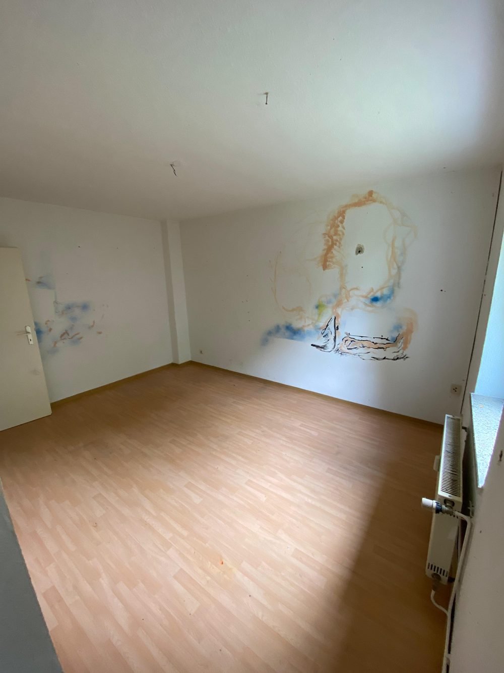 Nachher: Stark vollgestelltes Zimmer leergeräumt