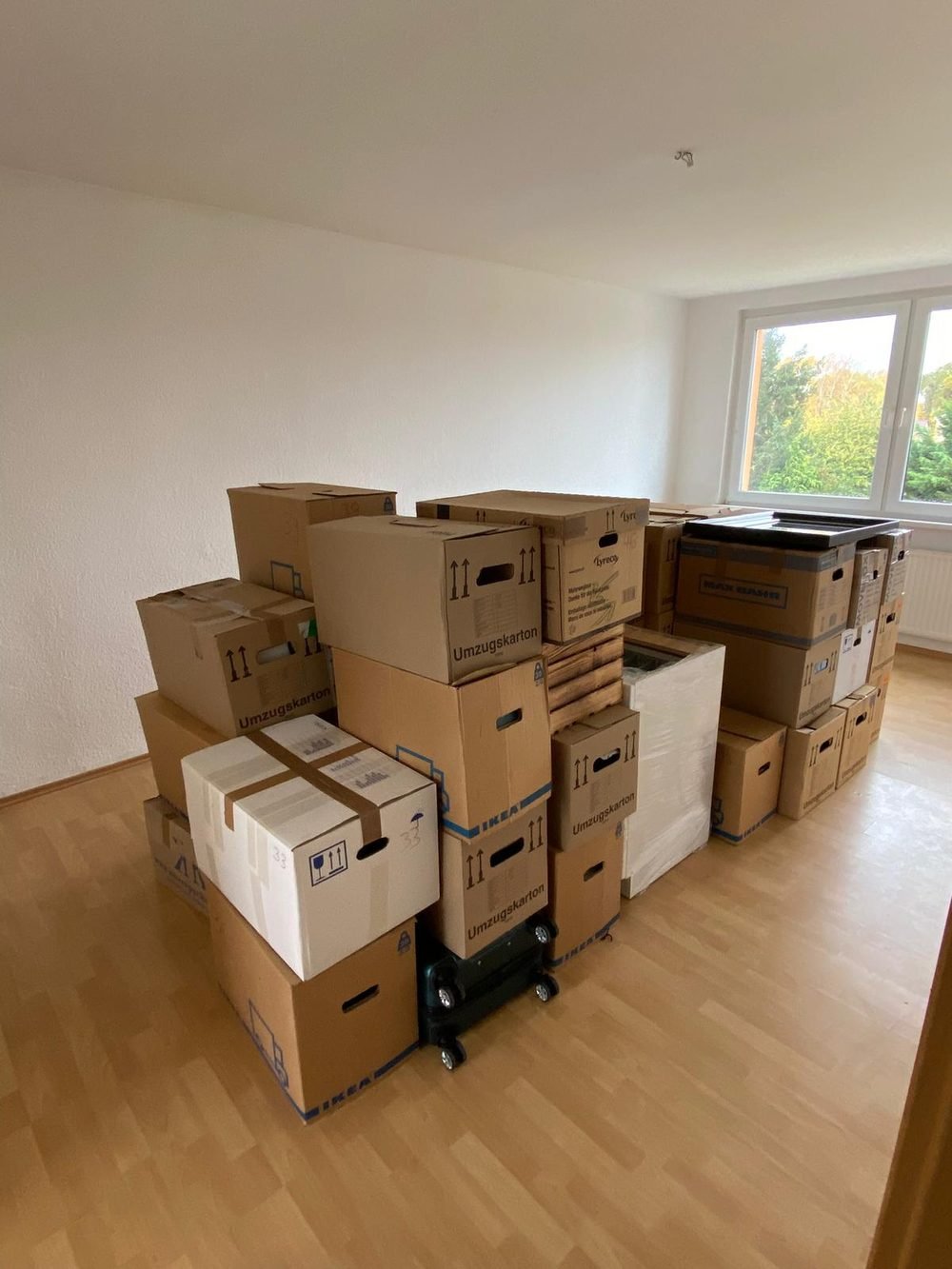 Sorgfältig gestapelte Umzugskartons bei einem Privatumzug