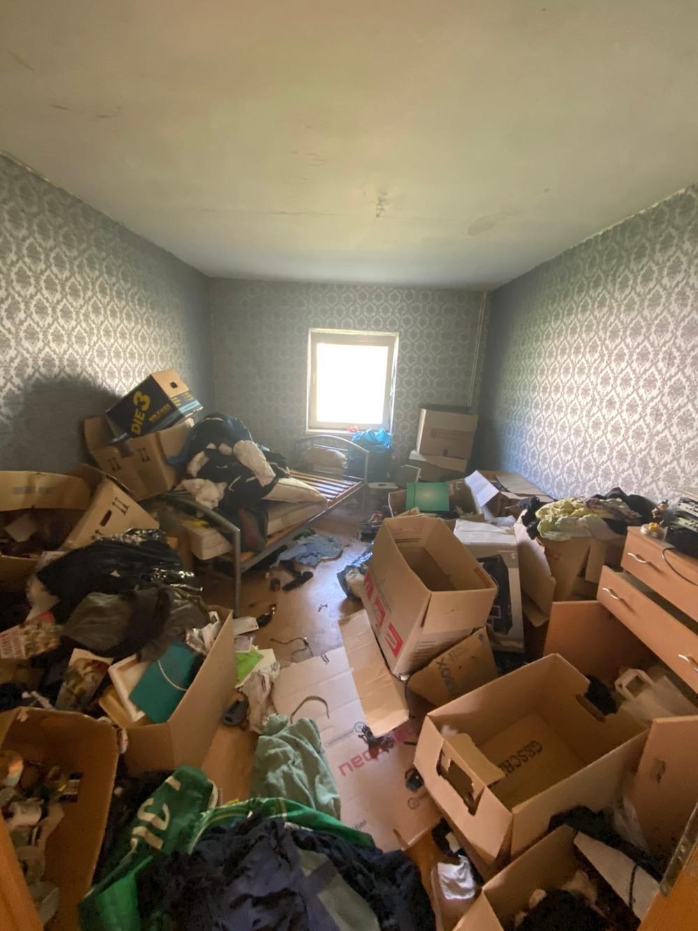 Vorher: Wohnzimmer geräumt und besenrein übergeben