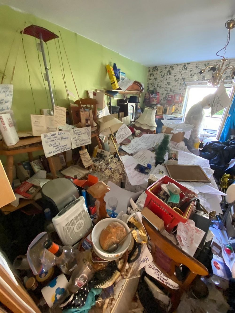 Vorher: Stark vollgestelltes Zimmer leergeräumt